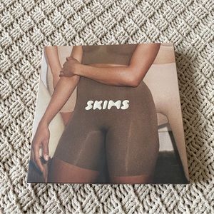 SKIMS Seamless Sculpting Short Mid Thigh w/ Open Gusset